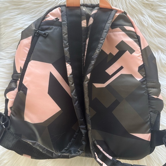 Go Dot Dash camo pink Round Puffy Bag - Picture 3 of 5